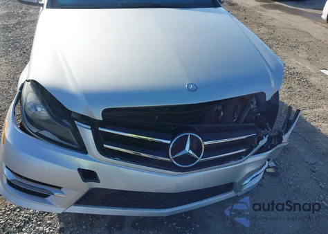 2015 Mercedes-Benz C 250 из США, поврежденный, VIN WDDGJ4HB4FG439586